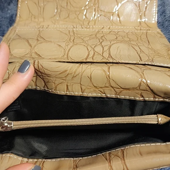 Guess Wallet - Picture 2 of 4